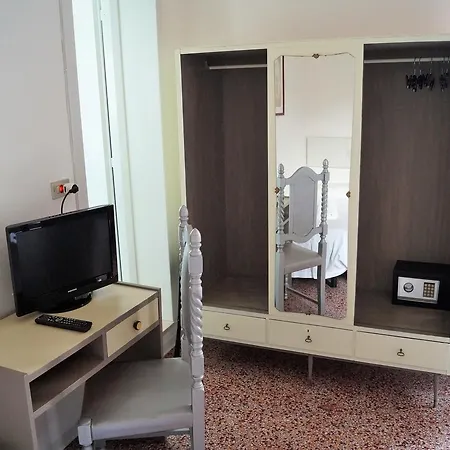 Adele Hotel 2*